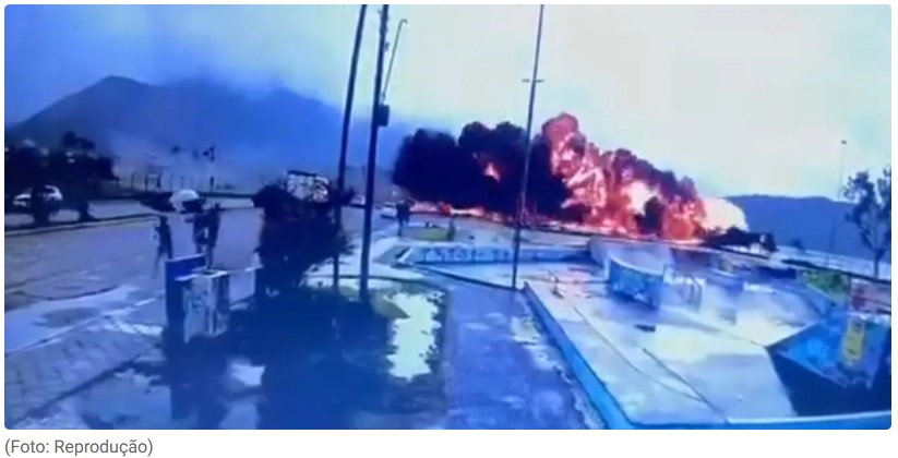 Avião cai em praia de Ubatuba, no litoral de São Paulo; veja o momento da queda